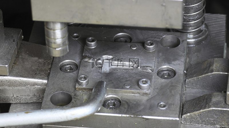 精密模具设计：分类与特点解析