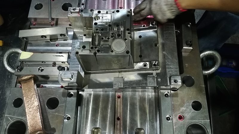 小型吹塑模具：揭秘其核心工艺与选型要点**
